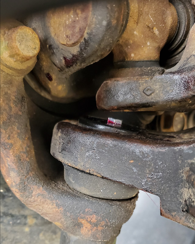 Low profile zerk clearance