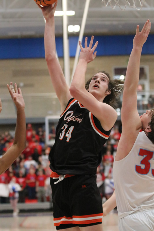 7 foot tall Landen Smith shooting a hook shot